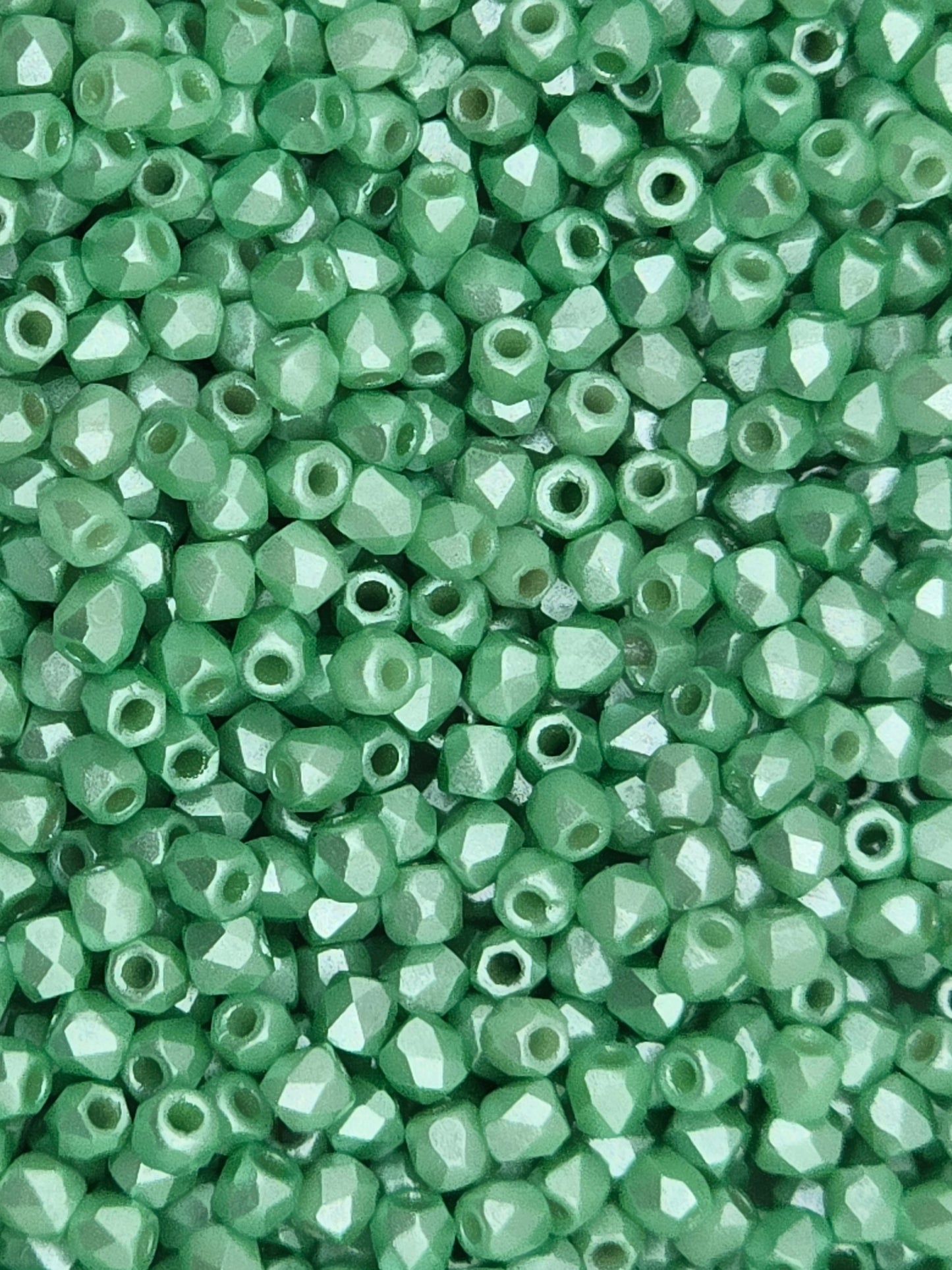 True 2 - 2mm Fire Polished Faceted Rounds - Pastel Light Green - 100 pcs